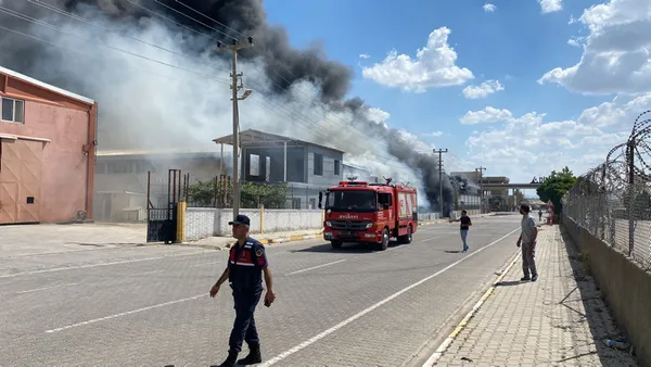 Son dakika: Diyarbakır'da kozmetik fabrikasında yangın! Patlama riski var - 2