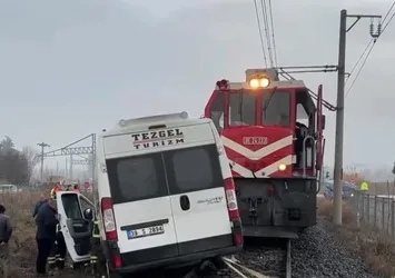 Kırklareli’nde yük treni işçi servisine çarptı! Yaralılar var