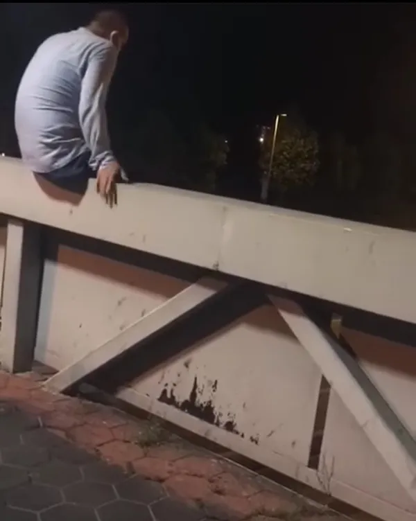 1624330956445.jpg Üst geçitte intihara kalkışan kişiyi bekçi kurtardı! O anlar kamerada - 2