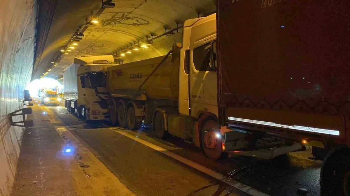 Gaziosmanpaşa'da yağmur sonrası kayganlaşan yolda kamyonet devrildi