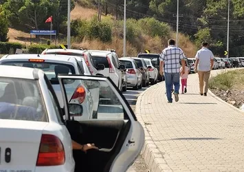 Tatilciler dönüş yolunda trafiğe takıldı!