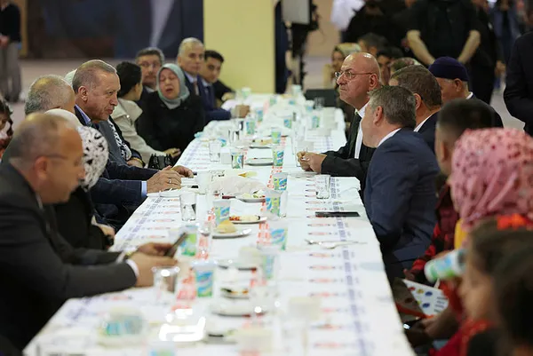 Başkan Erdoğan’dan Denizli’deki iftar programında önemli açıklamalar: Naylon adayı umut diye yutturmaya çalışıyorlar!