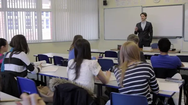 yunanistandan-flas-kararyuz-yuze-egitim-basladi-pencereler-acik-kalacak-usuyen-cocuk-battaniyeye-sarilacak-1610377489834.jpg Yunanistan'dan flaş karar:Yüz yüze eğitim başladı! Pencereler açık kalacak üşüyen çocuk battaniyeye sarılacak - 4