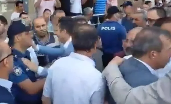 1689703780046.jpg İYİ Partili vekillerden AK Parti İl Başkanlığı'na saldırı! Polisleri de hedef aldılar - 5