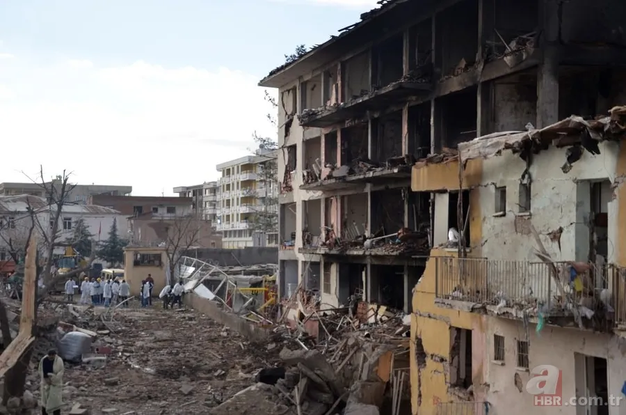 Diyarbakır'daki terör saldırısından ilk kareler 25