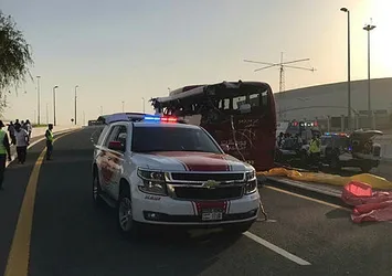 Dubai’de turist otobüsü tabelaya çarptı: 15 ölü