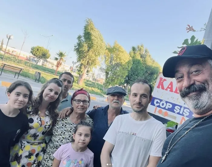 Ünlü komedyen Cem Yılmaz Mercedes aracıyla trafik kazası geçirdi