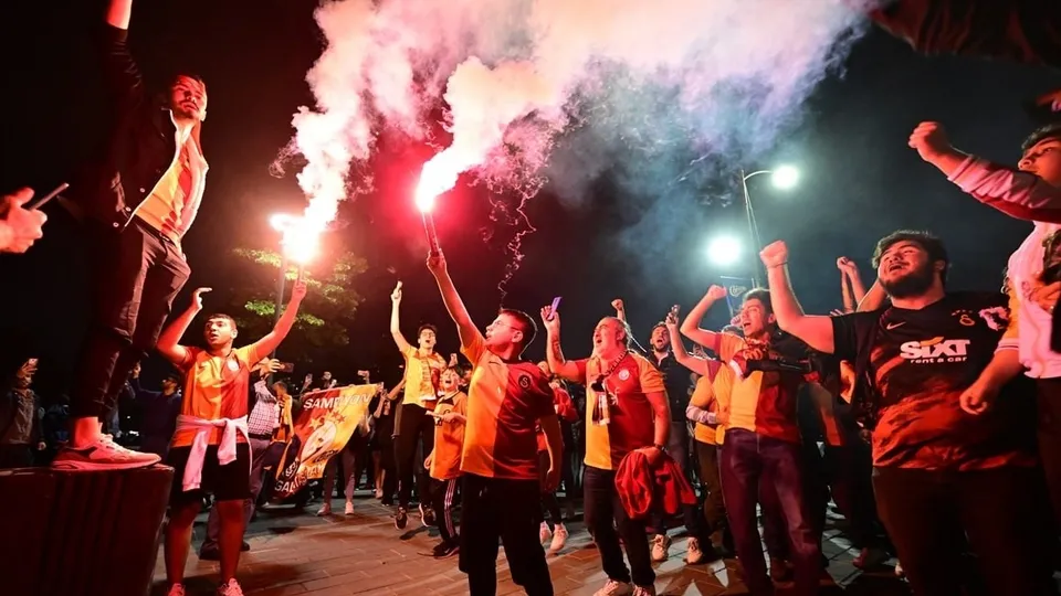 Galatasaray taraftarından şampiyonluk kutlaması