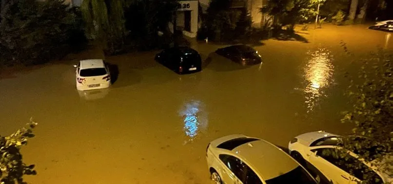 İstanbul'u sel vurdu! İBB ve AKOM yine sınıfta kaldı! Ekrem İmamoğlu: Gerekirse sahaya çıkarım İstanbul'u sel vurdu! İBB ve AKOM yine sınıfta kaldı! Ekrem İmamoğlu: Gerekirse sahaya çıkarım