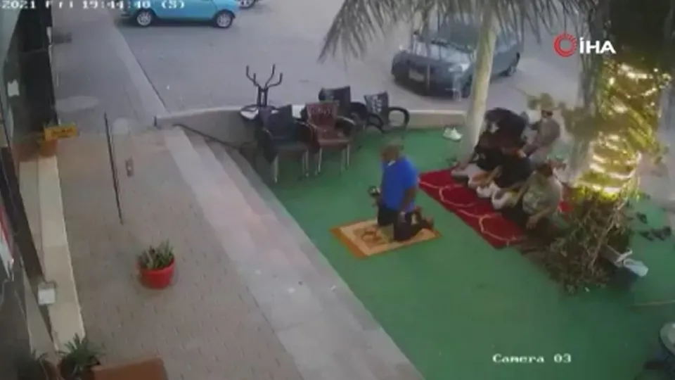 Otomobil namaz kılanların arasına daldı! Suudi Arabistan’da korkunç olay