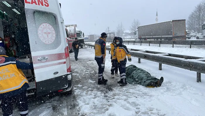 Son dakika: Bolu Dağı'nda kar yağışı kazayı beraberinde getirdi! TEM otoyolu Ankara ve İstanbul istikametleri trafiğe kapandı - 6