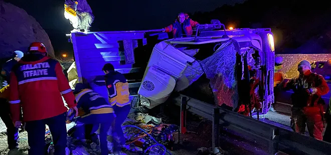 Malatya'da TIR devrildi: 2 ölü 1 yaralı