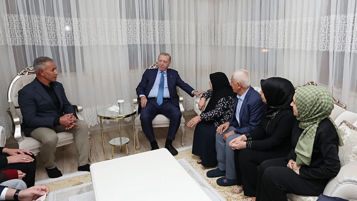Başkan Erdoğan'dan depremzede aileye sürpriz ziyaret! Yoğun ilgi ile karşılandı