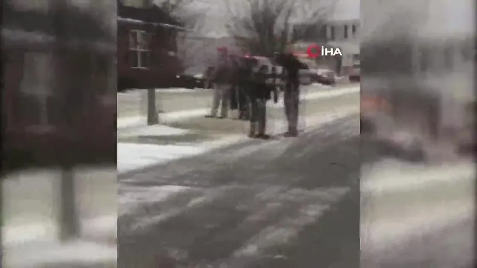 Uçak evin salonuna girdi