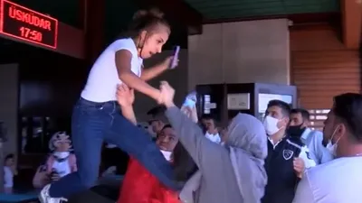 Kadından kadına uçan tekme!