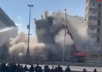 Çökme riski olan bina böyle yıkıldı