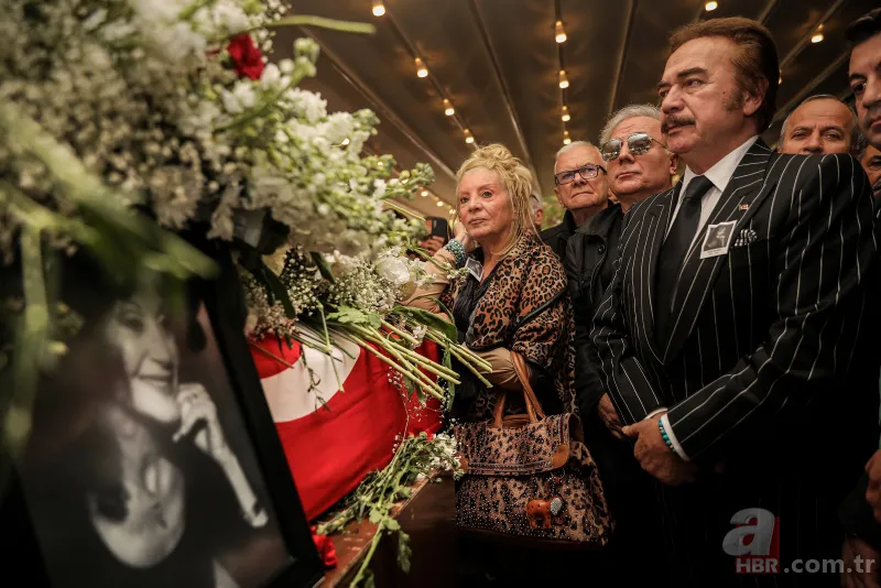 Türk tiyatrosunun usta ismi Yıldız Kenter son yolculuğuna uğurlandı 2