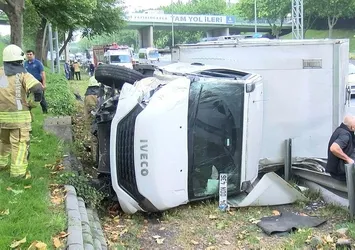 İşçi servisine çarptı yola yan yattı: 5 yaralı
