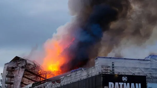 Danimarka’da 17. yüzyıldan kalma tarihi borsa binasında yangın çıktı