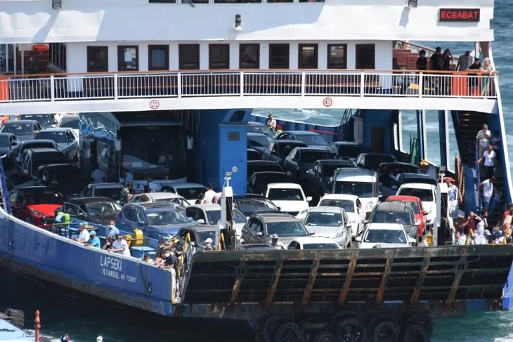 Çanakkale feribot iskelesinde iğne atsan yere düşmüyor! Tatilciler dönüş yolunda