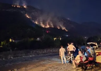 Karabük'te tepki çeken görüntü! Orman yanarken kamp sandalyesi ile izlediler