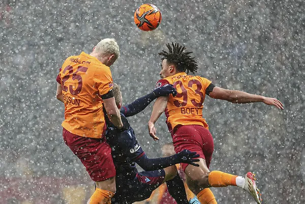 galatasaray-trabzonspor-canli-skor-aslantepede-dev-mac-1642959292915.jpg Galatasaray-Trabzonspor: 1-2 (MAÇ SONUCU ÖZET) - 4