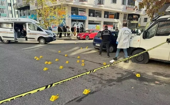 Ersin Aka, yürüyerek ilerlediği sırada arkasından gelen şüphelinin saldırısı sonucu hayatını kaybetti. (DHA)