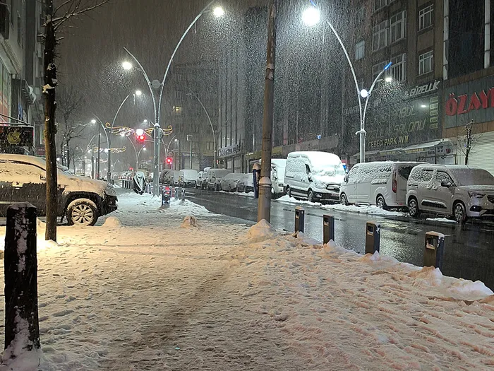 1740281680702.jpg İstanbul'un genelinde gece saatlerinde buzlanma etkili oldu (AA)