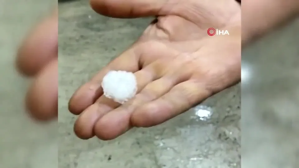 Antalya’da ceviz büyüklüğünde dolu yağdı