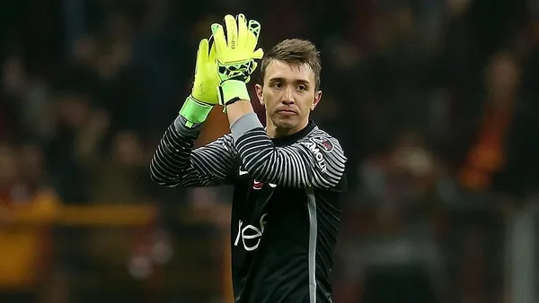 fernando-muslera-ile-yollar-ayrilabilir-galatasarayda-sezon-sonu-icin-flas-iddia-1647186973211.jpg Fernando Muslera ile yollar ayrılabilir! Galatasaray'da sezon sonu için flaş iddia - 1