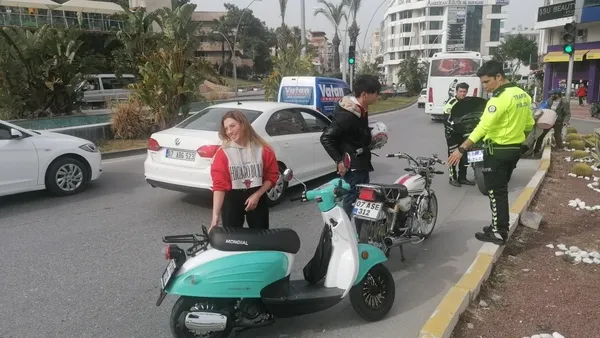 antalyada-polislere-kasksiz-yakalanan-genc-kizdan-ilginc-savunma-motosikleti-yeni-aldim-kaska-param-yetmedi-1649241620160.jpg Antalya’da polislere kasksız yakalanan genç kızdan ilginç savunma: Motosikleti yeni aldım, kaska param yetmedi - 4