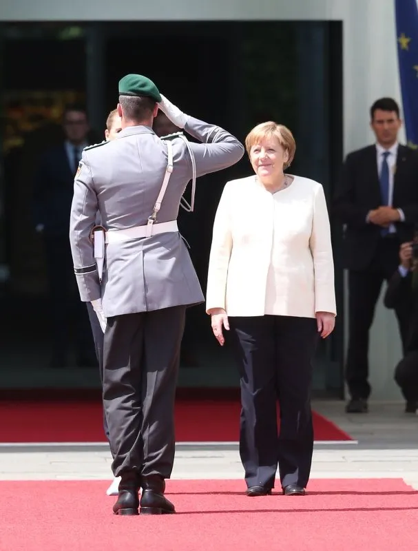 Merkel’in titremesine sandalyeli önlem