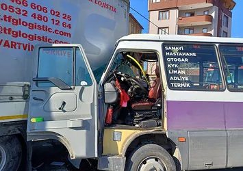 Artvin’de minibüs TIR’a çarptı: 12 yaralı