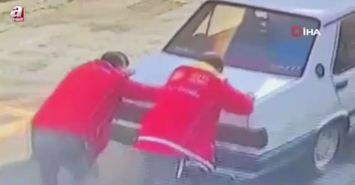 Çalışmayan arabayı iterken kaza yaptılar