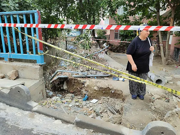 1694097537391.jpg İstanbul'da selin geliş anı kamerada! Saniyeler içinde caddeler böyle suyla doldu... - 2
