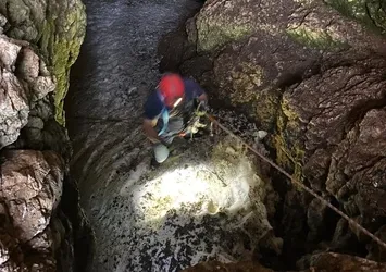 Tatil için geldiği köyde Buz Mağarası'na düştü! AFAD ekipleri 4 saatlik çalışma sonucu...