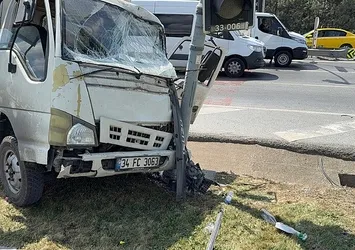 Yoldan çıktı reklam panosu ve trafik ışıklarına girdi