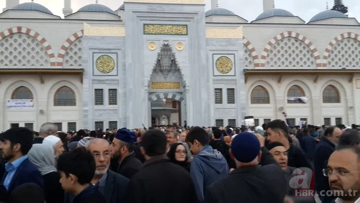 Büyük Çamlıca Camii'nde tarihi kalabalık!