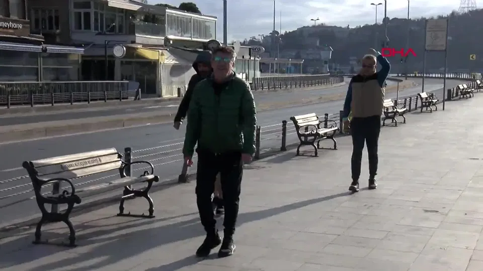 Koronavirüs tedbirlerini hiçe saydılar! Beşiktaş sahilde yasağa rağmen sabah sporuna çıktılar |Video