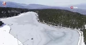 Düzce’de gölet buz tuttu