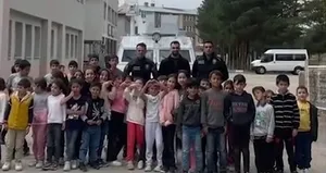 Polise selam veren öğrencilere shortland sürprizi