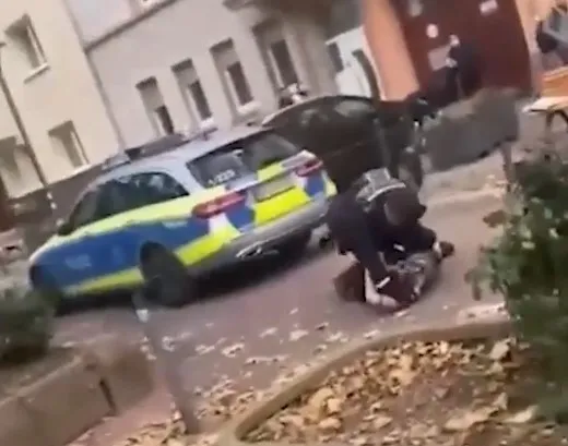 Almanya’da kan donduran polis şiddeti: Portekizli genci yere yatırıp canice yumrukladılar