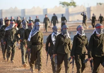 PYD Afrin'deki gençlerin evini silahla basıp alıkoyuyor!