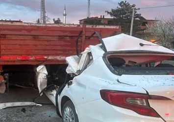 TIR’a çarpan otomobilin sürücüsü hayatını kaybetti