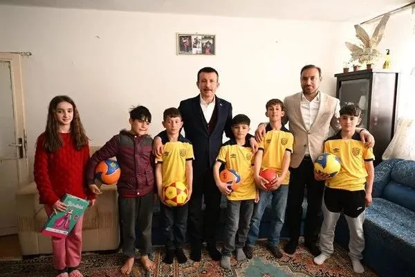 chpli-veli-gunduz-sahin-irak-turkmeni-cocuklara-nefret-kusmustu-ak-partili-asim-balcidan-insanlik-dersi-cocukl-1708721725832.jpeg CHP'li Veli Gündüz Şahin Irak Türkmeni çocuklara nefret kusmuştu! AK Partili Asım Balcı'dan insanlık dersi: Çocukları ziyaret etti - 3