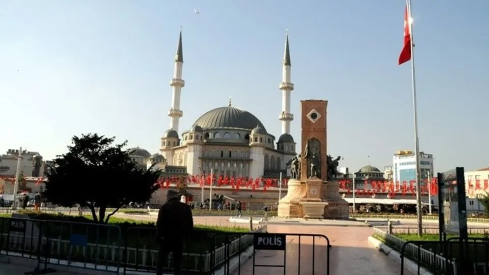 Başkan Erdoğan’ın 27 yıl önce hayali kurduğu büyük gün! İşte o dönem Taksim Camii manşetleri