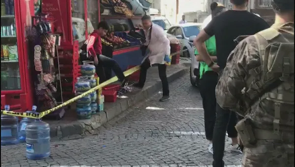 son-dakika-fatihte-polise-alcak-saldiri-bolgeye-cok-sayida-ekip-sevk-edildi-1663581215786.jpg Son dakika: Fatih'te polise alçak saldırı! Zanlı Güven Güler yakalandı - 3