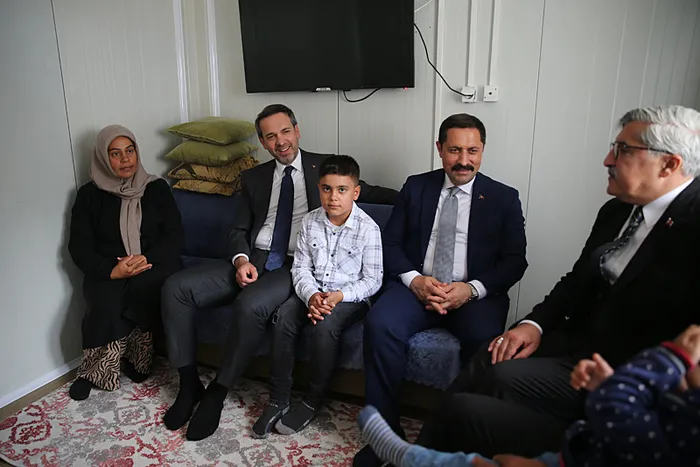 Hükümetin gözü kulağı deprem bölgesinde! Bakan Bayraktar depremzedeleri tek tek ziyaret etti - 4