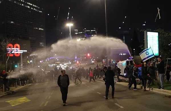 israilde-yuzlerce-kisi-katil-netanyahunun-istifasi-icin-toplandi-1708814652627.jpeg Tel Aviv'de Netanyahu'ya istifa çağrısı! Yüzlerce vatandaş sokaklara döküldü: "Herkes biliyor ki sen suçlusun" - 6