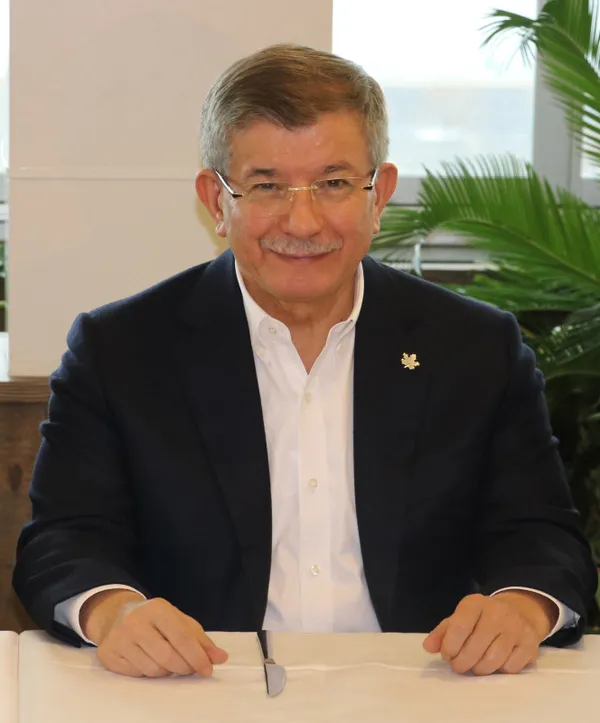 Ahmet Davutoğlu ’Masadan ayrılırız’ restinde geri adım attı: Sözüm liderlere değildi